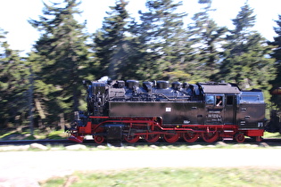 ein dampfbespannter bergauf fahrender Zug auf der Brockenbahn, "Schuss" auf die Dampflok