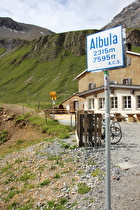 Schild auf der Passhöhe mit falscher Höhenangabe