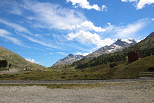 Blick über die Berninabahn auf v. l. n. r.: Sassal Mason, Piz Caral und Piz d' Arlas