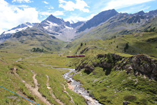 ein Zug auf der Berninabahn