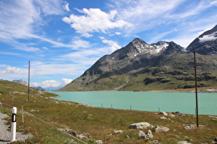 Blick über den Lago Bianco auf die Passhöhe (Eisenbahn) und den Sassal Mason