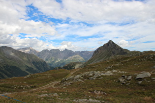 Blick ins Val da Campasc, am Horizont v. l. n. r.: Gruppo dell'Adamello und Alpi Orobie