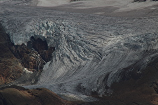 Zoom auf den unteren Teil des Gletschers mit Eisbruch
