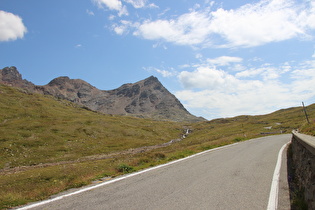 Blick über den Torrente Gavia und die Passtraße zum Monte Gaviola