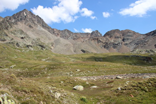 der Abfluss der Torrente Gavia aus dem Lago Bianco, dahinter der Corno dei Tre Signori