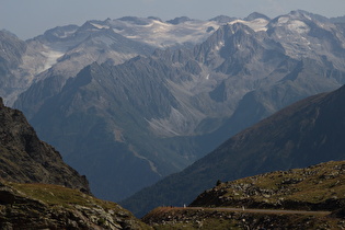 Zoom auf die vergletscherten Gipfel der Gruppo dell'Adamello