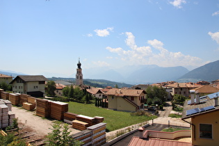Blick über Fondo auf die Alpi dell'Adamello e della Presanella