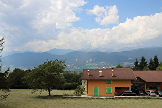 Blick über Fondo ins Val di Non, am Horizont die Le Maddalene
