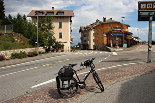 "Dach der Etappe": Passo dello Mendola; Blick im Ort Mendola auf die Ostrampe