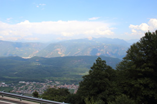 Blick über Kaltern im Überetsch nach Osten Richtung Dolomiten