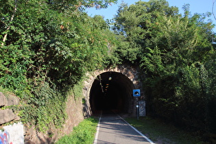 das untere Ende eines weiteren ehemaligen Eisenbahntunnels