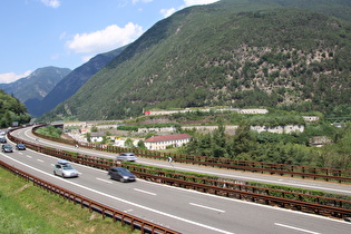 Blick von Süden über die Brennerautobahn auf die Festung Franzenfeste