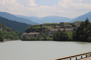 Zoom auf Staumauer und die Festung Franzenfeste