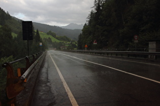 im oberen Straßentunnel zwischen Sterzing und Gossensaß, Blick talabwärts in den Starkregen