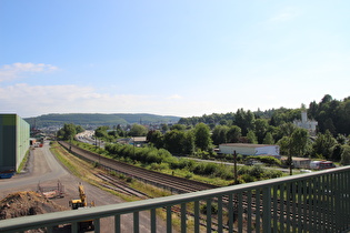 Brücke der Setzetalstraße in Dillnhütten über die Ferndorf, die B54 und die Ruhr-Sieg-Strecke; Blick über Siegen nach Süden