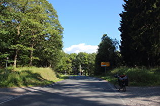 namenloser Pass zwischen Niedersetzen und Dreis-Tiefenbach, Blick nach Südosten …