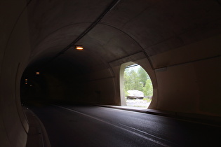 Blick aus dem neuen Tunnel auf die alte Straße
