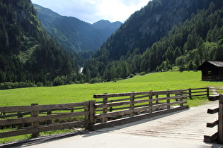 Blick über die Brücke über den Maurerbach auf den unteren Bereich der Umbalfälle