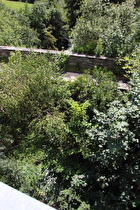 Blick flussabwärts auf Reste einer alten Brücke …