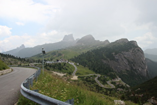 … und Blick nach Südosten auf den Passo di Falzarego, Passhöhe und Südwestrampe, am Horizont im Regen die Cinque Torri und der Monte Averau