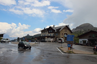 unteres Ende der Südrampe des Passo di Valparola auf der Passhöhe des Passo di Falzarego; im Regen