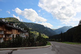 Blick von Arabba bergab ins Fodom und auf den Col di Lana (rechts)