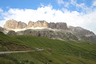 knapp unterhalb der Passhöhe Blick auf die Gruppo del Sella mit dem Piz Boè (rechts)
