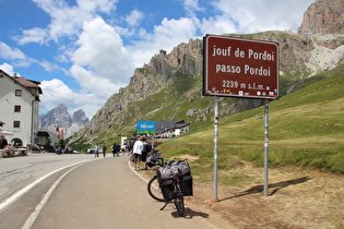 "Dach der Tour": Passo Pordoi; am Horizont die Langkofelgruppe