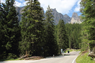 Abfahrt nach Canazei (links) und Ostrampe zum Passo Sella (rechts)