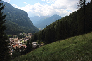 Blick über Canazei ins Val di Fassa