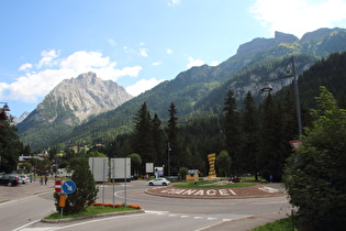 unteres Ende der Passstraße in Canazei; Blick zum Monte Colac (links)
