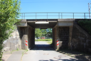 Eisenbahnbrücke in Borlinghausen mit Überbleibseln des Kalten Krieges: …