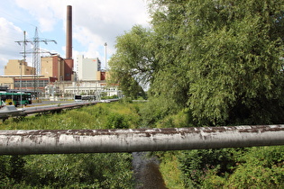 die Fluthamel in Hameln, Blick flussabwärts zum Heizkraftwerk Hameln …