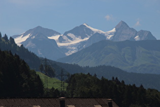Zoom auf das Wellhorn und dahinter v. l. n. r.: Rosenlauigletscher und Schwarzwaldgletscher, darüber Rosenhorn, Mittelhorn und Wetterhorn