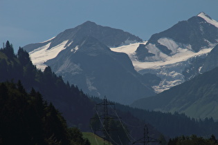 Zoom auf das Wellhorn, dahinter Rosenhorn mit Rosenlauigletscher und Mittelhorn