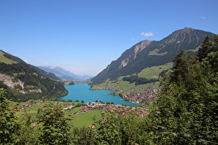 Aussichtspunkt Chälrütirank, Blick nach Norden auf Lungern und Lungernersee, am Westufer die Emmentaler Alpen, am Ostufer die Urner Alpen