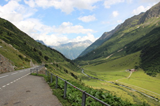Blick talabwärts auf Berge östlich oberhalb des Reusstals