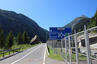 nördlich von Göschenen, Teufelsstein und Nordportal des Gotthard-Strassentunnels