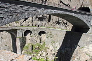 Fundamentreste der ersten Teufelsbrücke, zweite und dritte Teufelsbrücke