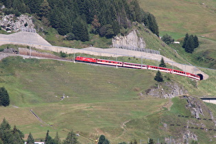 Zoom auf die Westrampe mit einem Zug der Matterhorn-Gotthard-Bahn
