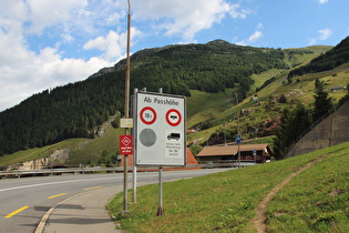 Schild für Velofahrer an der Westrampe in Andermatt – maximaler Fahrspaß bei leichten Werten