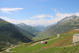 … und Blick über das Urseren auf Berge am Westrand des Gotthardmassivs