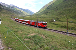 ein Zug der Matterhorn-Gotthard-Bahn und die Oberalpreuss