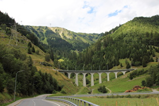 Nordrand von Sedrun, Viadukt der Matterhorn-Gotthard-Bahn über das Val Bugnei …