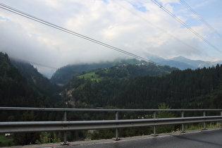 weiter unten, Blick ins Val Medel und zum tiefsten Punkt der Nordrampe, der Vorderrheinbrücke