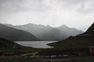 etwas später, Blick über den See auf v. l. n. r.: Piz Lai Blau, Piz Vatgira und Piz Gannaretsch