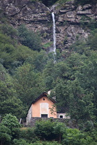 Zoom auf den Wasserfall darunter und das Oratorium Santa Petronilla