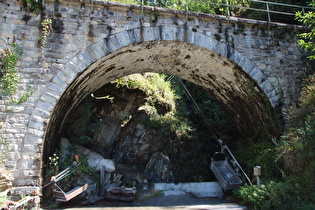 ein Bogen des Viadukts, darunter eine Materialseilbahn
