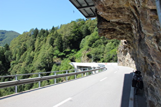 Straße unter überhängden Felsen oberhalb des Lago di Palagnedra