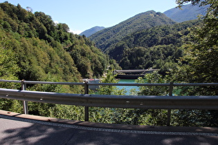 Blick talabwärts zur Staumauer des Lago di Palagnedra